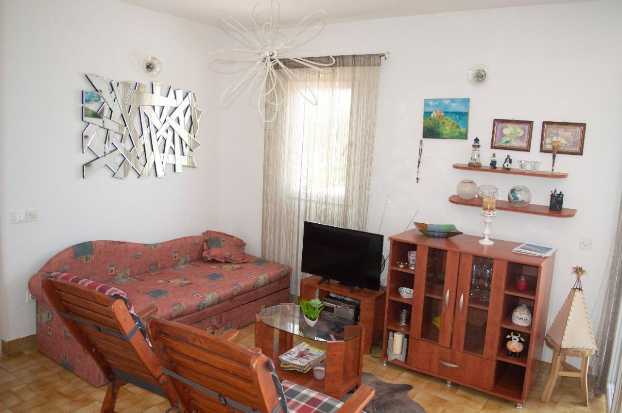 Apartment Ela - Very Close To Beach Rogac Bagian luar foto